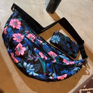 Lug Boomerang Sling with matching tram wallet